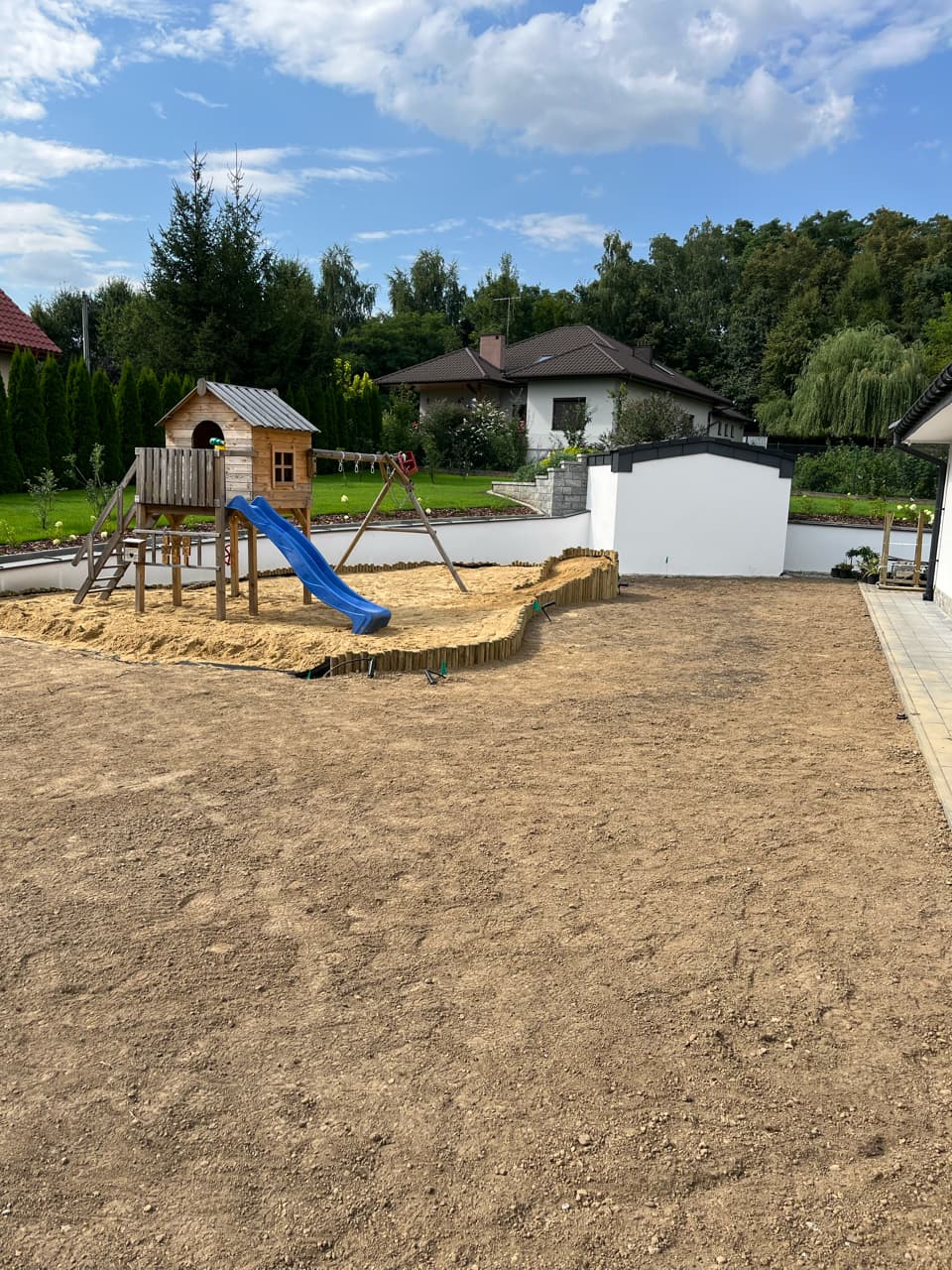 Zdjęcie ogrodu z przygotowanym podłożem pod trawę z rolki