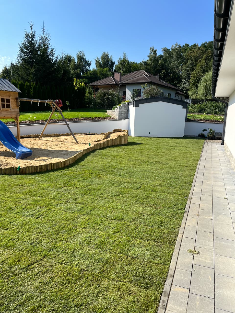 Ogród z ułożoną rolkowaną trawą