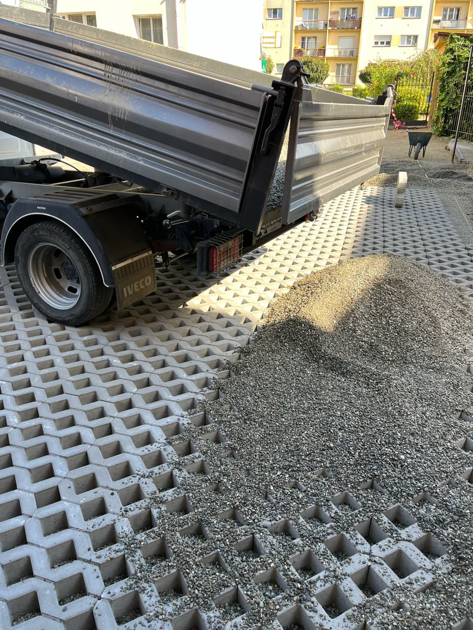 Praca przy układaniu płyt parkingowych